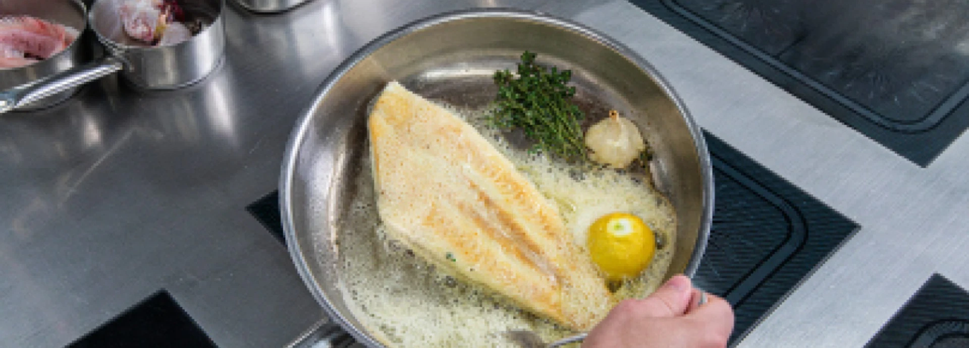 Seezunge wird in Butter gebraten
