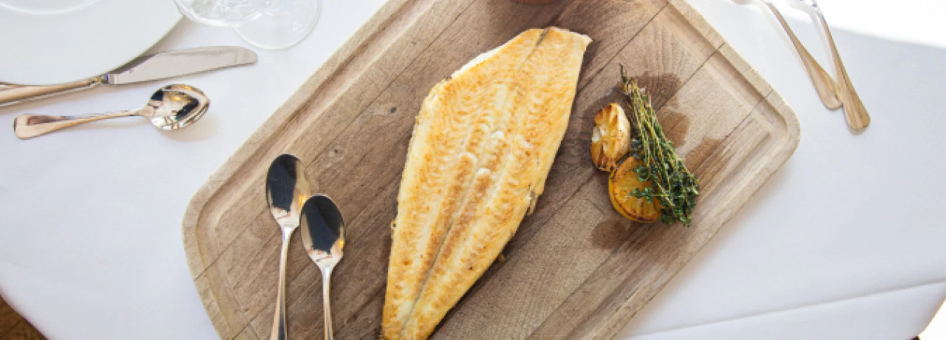  Gebratene Seezunge mit Salzkartoffeln und Gurkensalat Ambiente