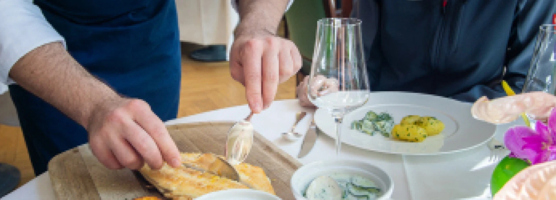  Gjergj Ameti filetiert gebratene Seezunge am Tisch