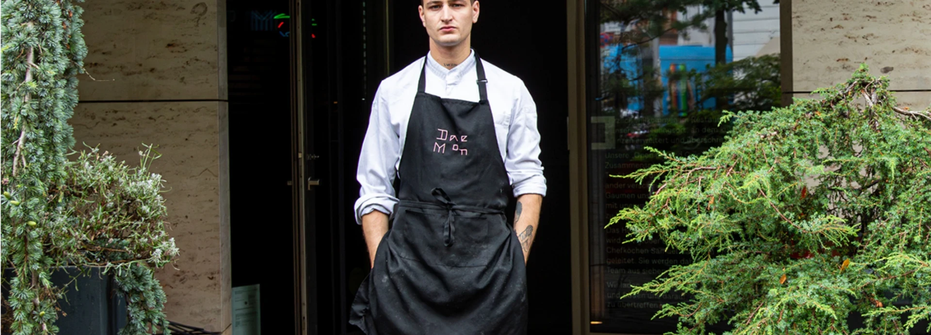  Samuel Hass vor dem Restaurant Dae Mon