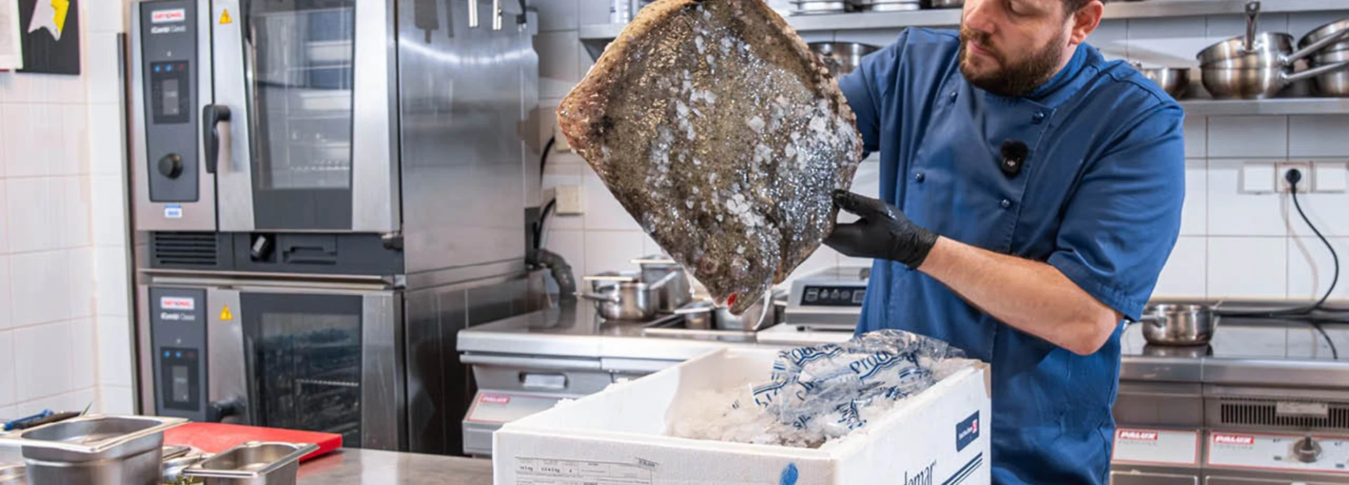  Sebastian Fiedler präsentiert Steinbutt