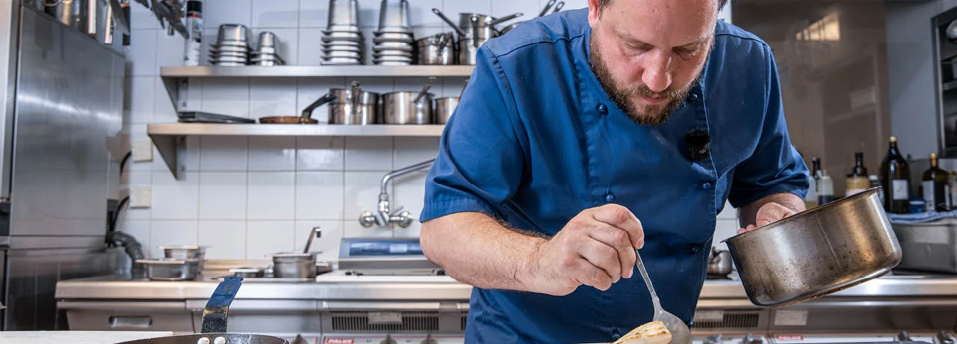  Sebastian Fiedler richtet gebratenen Steinbutt an
