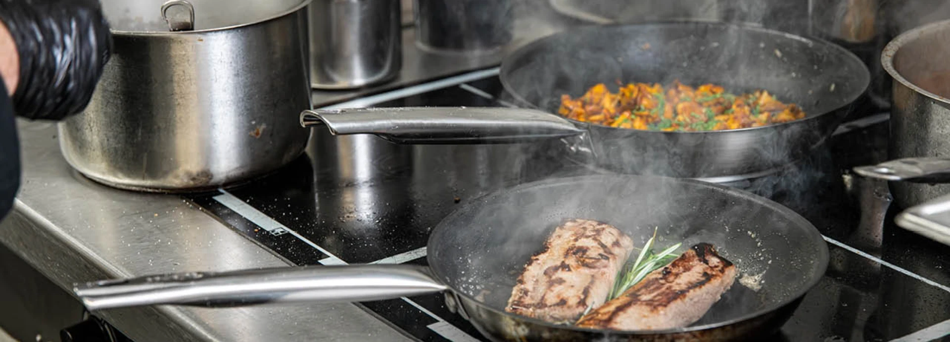  Thomas Ziemens brät Rehrücken und Pfifferlinge