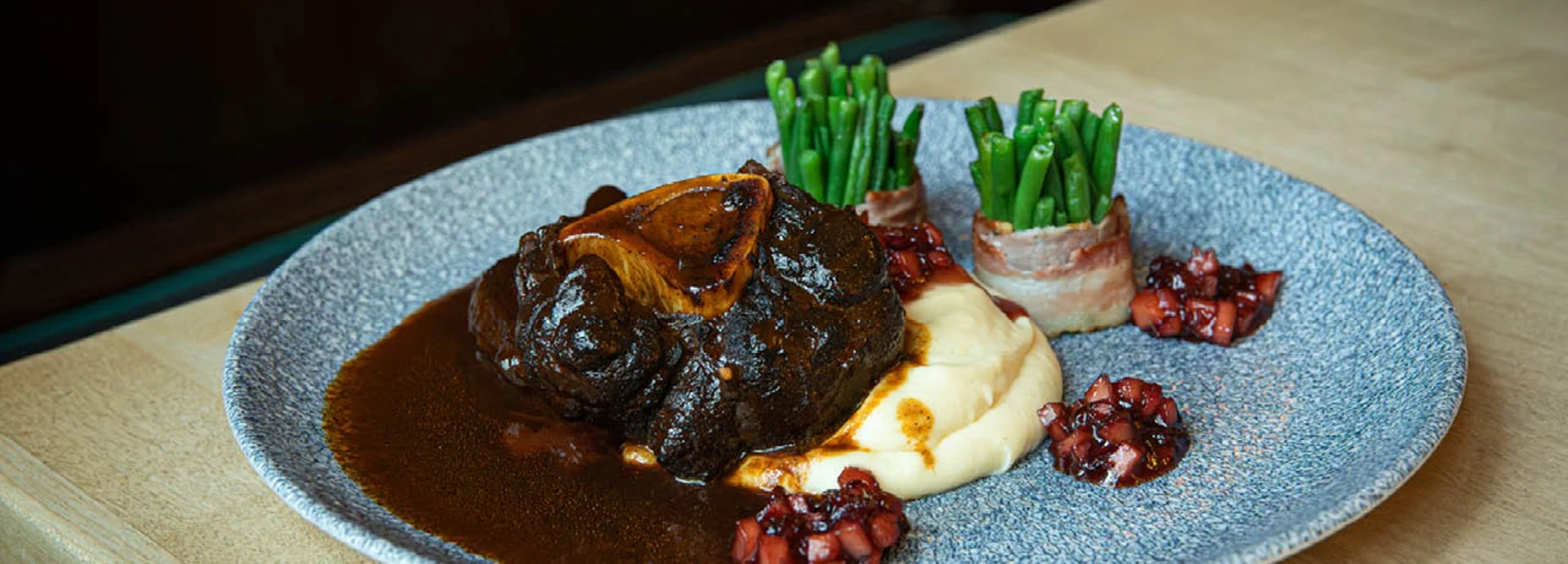  Hirsch Osso Bucco am Tisch serviert