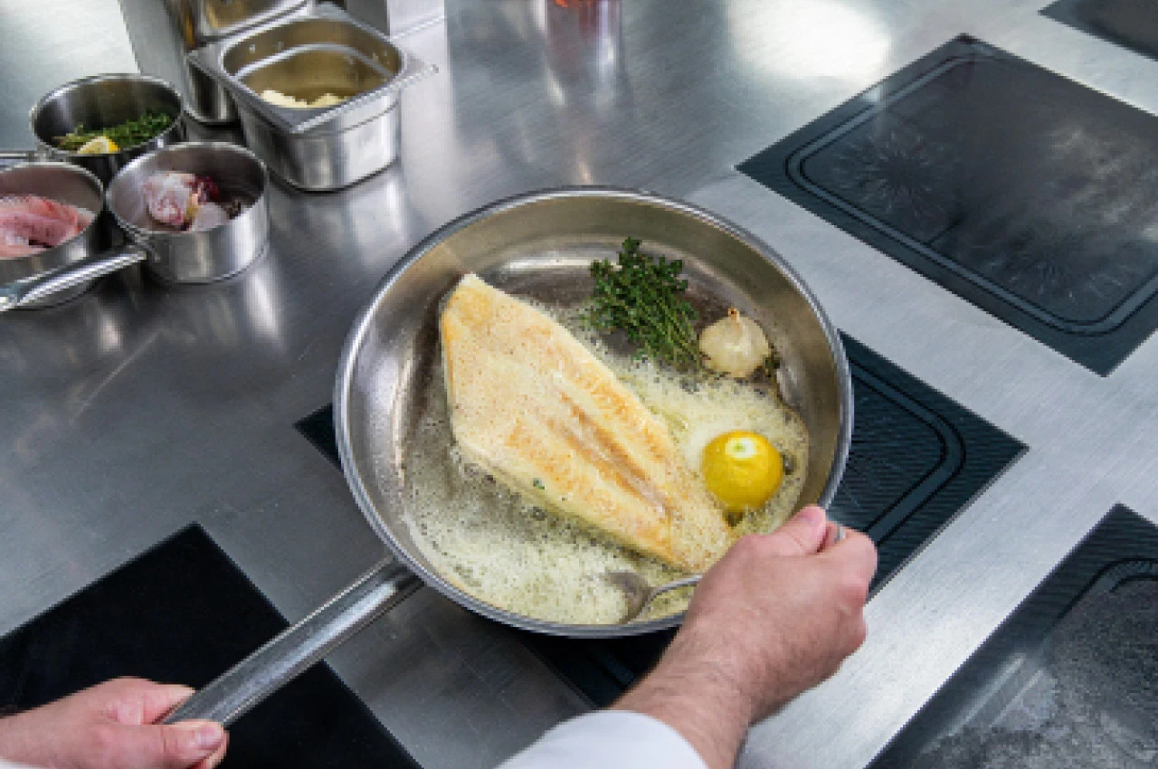  Seezunge wird in Butter gebraten
