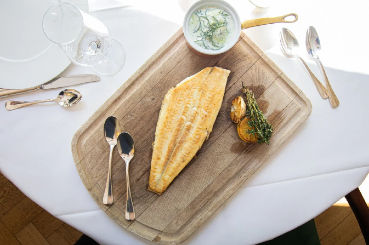  Gebratene Seezunge mit Salzkartoffeln und Gurkensalat Ambiente