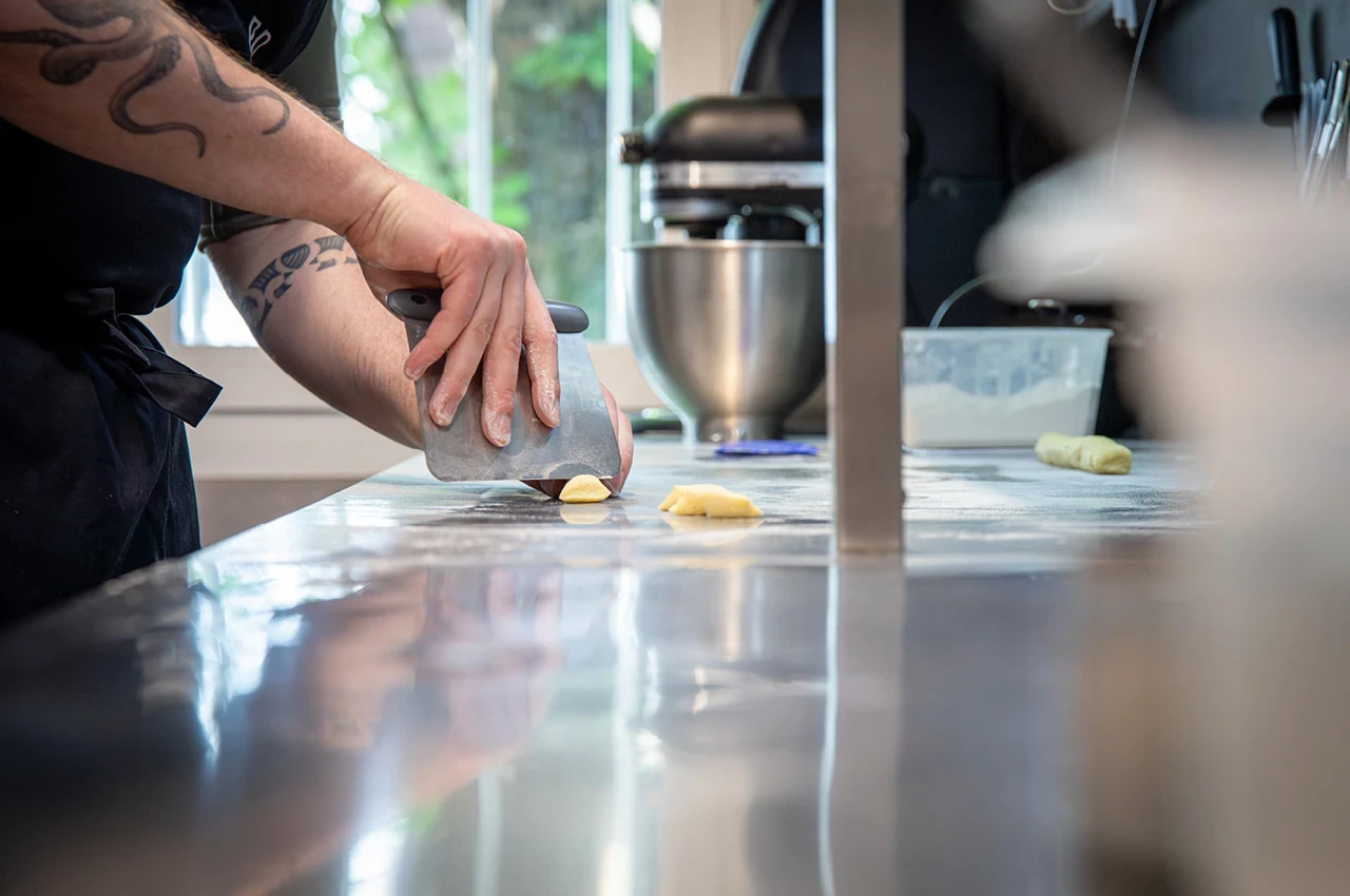 Paul Decker stellt Gnocchi her