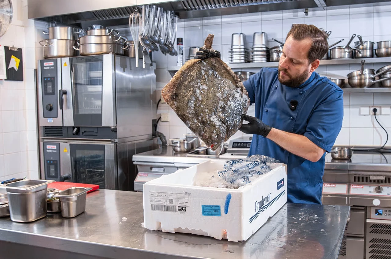  Sebastian Fiedler präsentiert Steinbutt