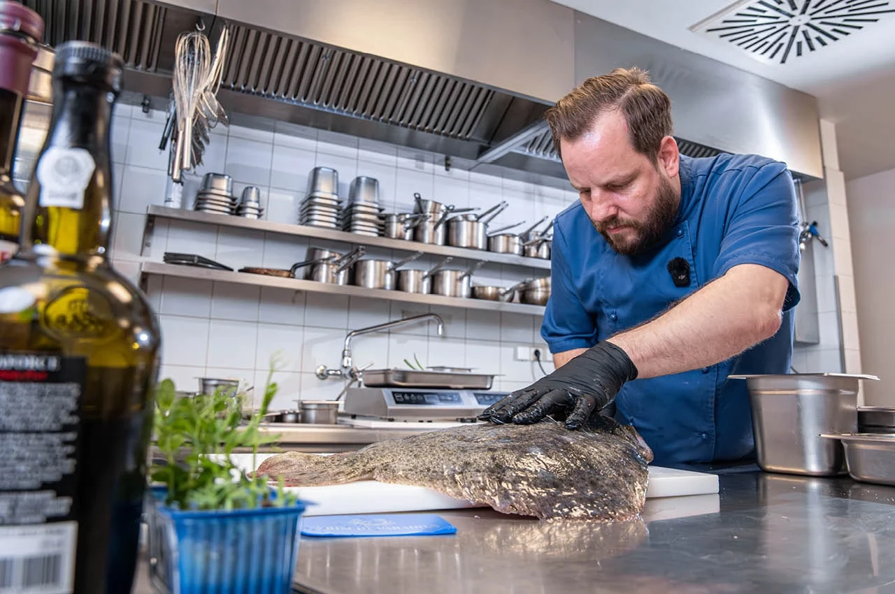  Sebastian Fiedler filetiert Steinbutt