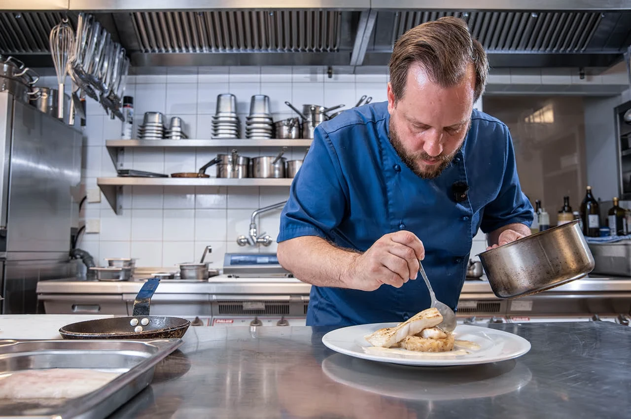  Sebastian Fiedler richtet gebratenen Steinbutt an