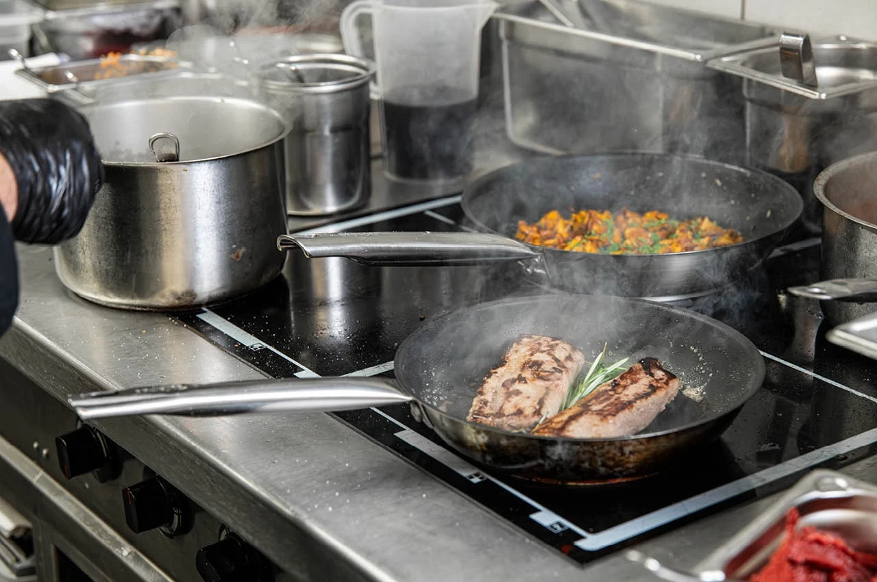  Thomas Ziemens brät Rehrücken und Pfifferlinge