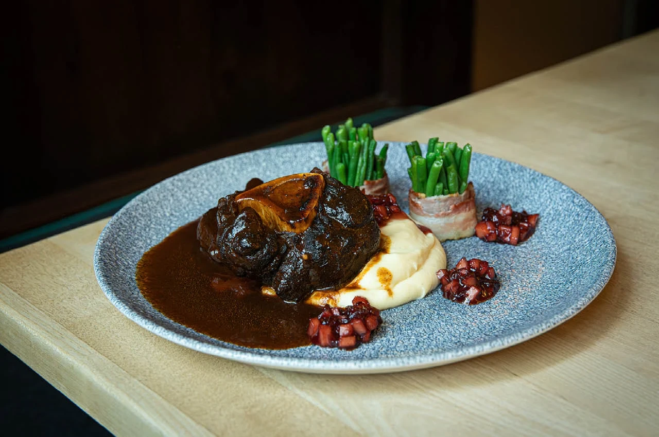  Hirsch Osso Bucco am Tisch serviert