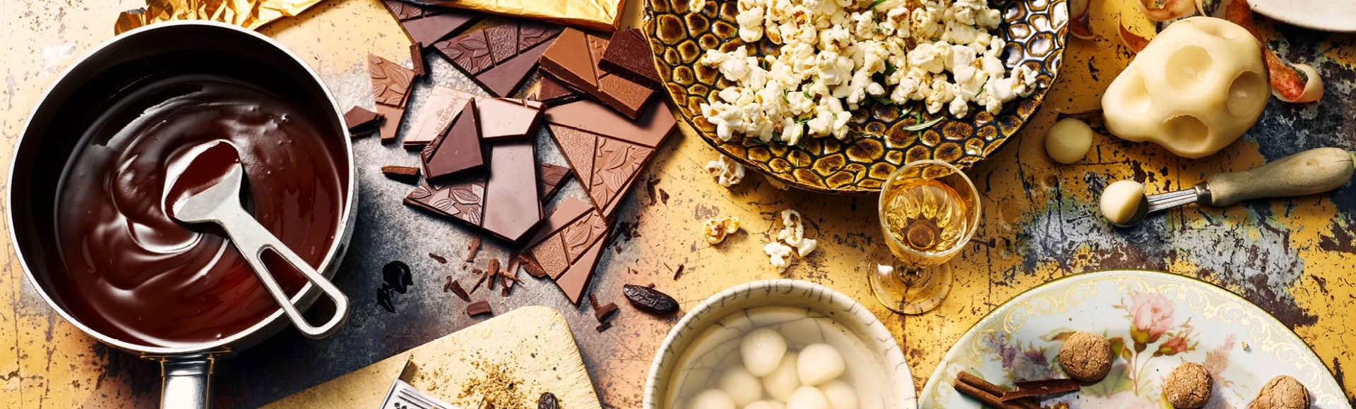 Tonkabohnen Mousse au Chocolat mit Portweinbirne und Zimtcrunch Tonkabohnen Mousse au Chocolat mit Portweinbirne und Zimtcrunch
