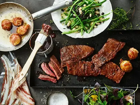 Angus Skirt Steak vom CAMPO BEEF mit Pancettakartoffeln und Bohnen Angus Skirt Steak vom CAMPO BEEF mit Pancettakartoffeln und Bohnen