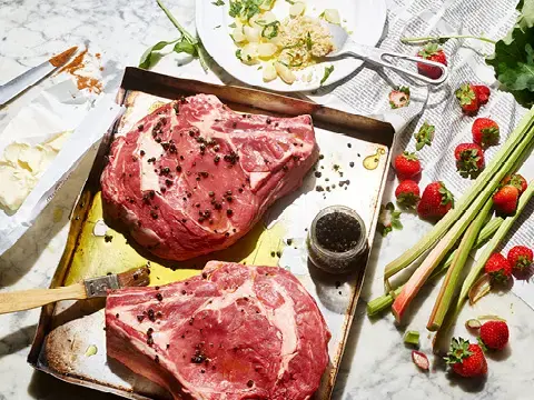 Côte de Boeuf an Bulgursalat, Erdbeeren, Spargel und Harissabutter Côte de Boeuf an Bulgursalat, Erdbeeren, Spargel und Harissabutter