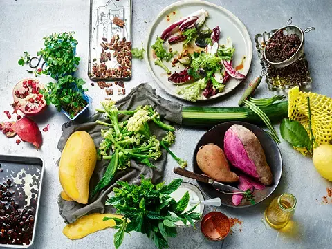 FrischeParadies Bowl mit schwarzen Kichererbsen und Radicchio Treviso FrischeParadies Bowl mit schwarzen Kichererbsen und Radicchio Treviso