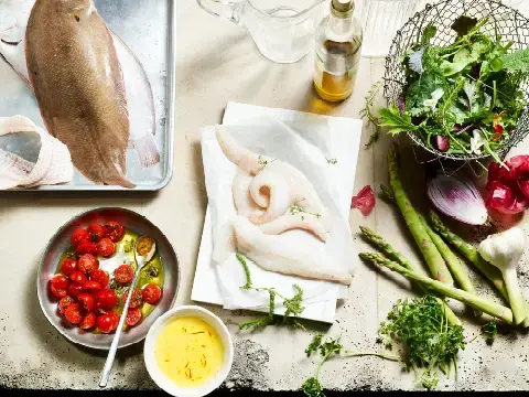 Gebratenes QSFP Seezungenfilet an Tagliatelle, Curry Mumbai Schmortomaten und Ragout von grünem Spargel Gebratenes QSFP Seezungenfilet an Tagliatelle, Curry Mumbai Schmortomaten und Ragout von grünem Spargel
