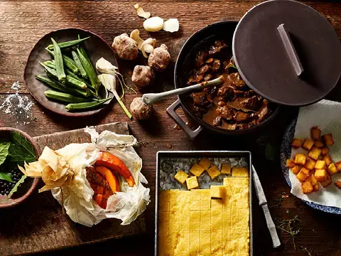 Hirschedelgulasch auf Kürbis- und Topinamburpüree, mit Okraschoten und Polenta Croutons Hirschedelgulasch auf Kürbis- und Topinamburpüree, mit Okraschoten und Polenta Croutons