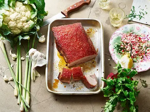 Knuspriger FrischeParadies Duroc Schweinebauch mit Blumenkohl und Radieschen Vinaigrette Knuspriger FrischeParadies Duroc Schweinebauch mit Blumenkohl und Radieschen Vinaigrette