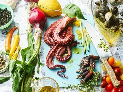 Pulpo auf lauwarmem Muschel-Gemüsesalat mit Belugalinsen und Avocadocreme