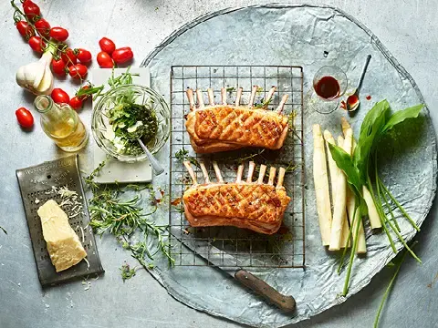 QSFP Eifeler Ur Lammkarree mit gebratenem Spargel und Bärlauch QSFP Eifeler Ur Lammkarree mit gebratenem Spargel und Bärlauch
