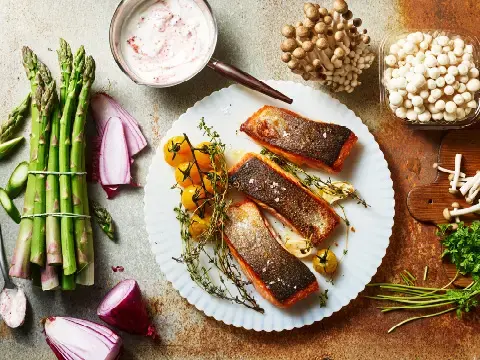 QSFP Glen Douglas Lachsfilet mit Frikassee von grünem Spargel und Shimeji Pilzen QSFP Glen Douglas Lachsfilet mit Frikassee von grünem Spargel und Shimeji Pilzen