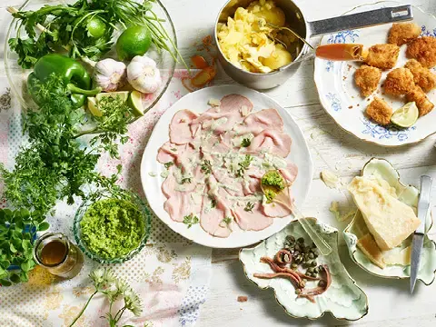 Tafelspitzcarpaccio und paniertes Kalbsbries vom QSFP Tiroler Milchkalb an Kartoffelstampf Tafelspitzcarpaccio und paniertes Kalbsbries vom QSFP Tiroler Milchkalb an Kartoffelstampf