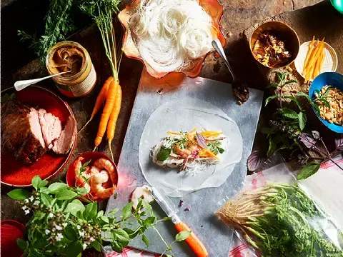 Vietnamesische Sommerrolle Gỏi Cuốn mit Duroc Schweinenacken und Garnelen Vietnamesische Sommerrolle Gỏi Cuốn mit Duroc Schweinenacken und Garnelen