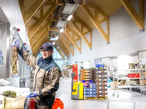 Mitarbeiter in der Kommissionierungshalle