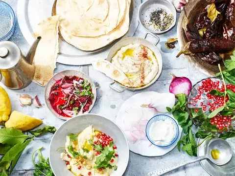 Orientalische Vorspeisenplatte mit Hummus, Baba Ganoush und Rote Bete-Sesam Salat Orientalische Vorspeisenplatte mit Hummus, Baba Ganoush und Rote Bete-Sesam Salat