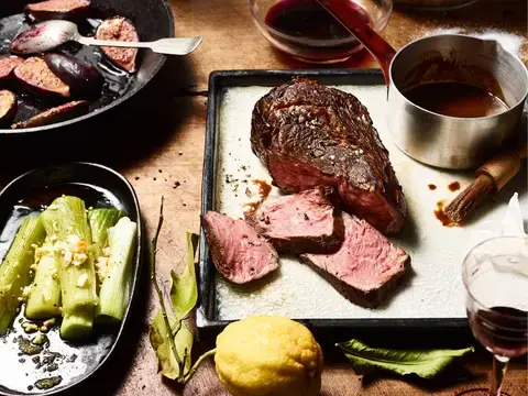 In Whisky mariniertes Entrecôte vom Campo Beef mit Poireaux Vinaigrette und karamellisierten Feigen