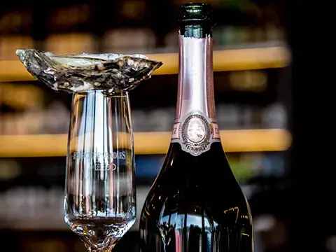 Auster mit Flasche Rose