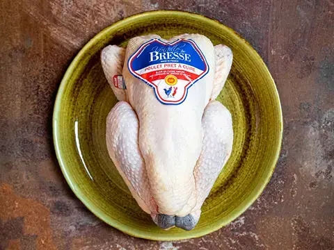 Bressehuhn auf einem Teller Bressehuhn auf einem Teller
