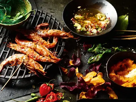 Gegrillte Garnelen am Spieß auf Süßkartoffelstampf Gegrillte Garnelen am Spieß auf Süßkartoffelstampf