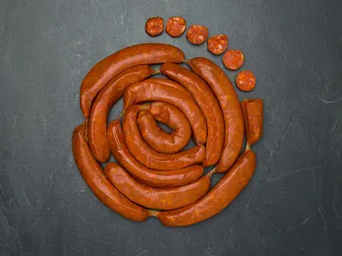 Chorizo Bratwurst auf Schiefer Chorizo Bratwurst auf Schiefer