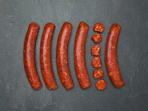 Merquez Bratwurst auf Schiefer Merquez Bratwurst auf Schiefer