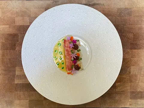 Königskrabbe mit Blumenkohl, Kalamansi und Pekanuss