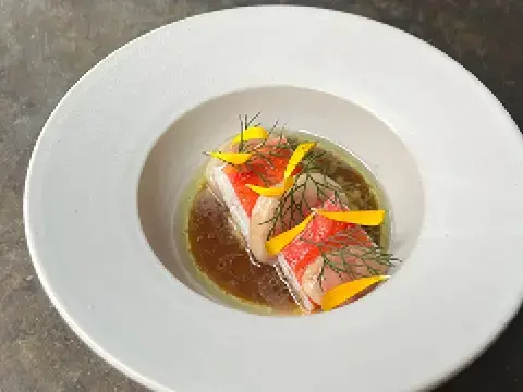 Königskrabbe mit gebeiztem Ochsenmark, Kartoffel, Zwiebelbouillon und Zitronenthymian