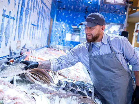 Fischthekenmitarbeiter Fischthekenmitarbeiter