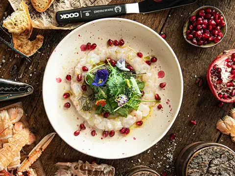 Carpaccio vom Kaisergranat mit Granatapfel und Zitronenöl Carpaccio vom Kaisergranat mit Granatapfel und Zitronenöl