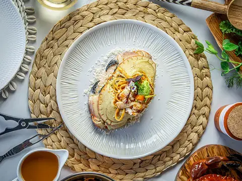 Gefüllter Taschenkrebs mit Pasta, Krustentiersauce, Erbsencreme Gefüllter Taschenkrebs mit Pasta, Krustentiersauce, Erbsencreme
