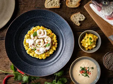 Ceviche vom Wolfsbarsch mit Leche de Tigre und Mango-Tatar