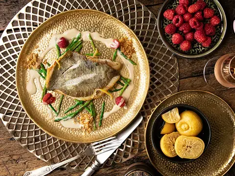 Gebratener St.Pierre mit Himbeeren, Thai-Spargel, Salzzitronen & Beure Blanc Gebratener St.Pierre mit Himbeeren, Thai-Spargel, Salzzitronen & Beure Blanc