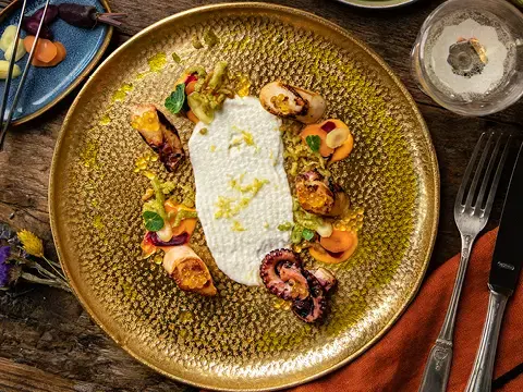 Glasierter Pulpo mit Grüntee-Tempura, Karotten und Topinambur-Creme Glasierter Pulpo mit Grüntee-Tempura, Karotten und Topinambur-Creme