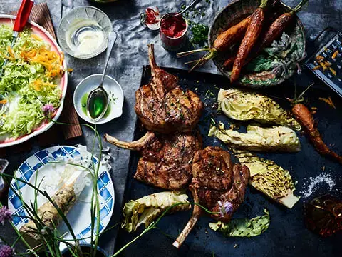 Duroc Tomahawk an gegrilltem Coleslaw mit BBQ-Dressing und Schnittlauchöl Duroc Tomahawk an gegrilltem Coleslaw mit BBQ-Dressing und Schnittlauchöl