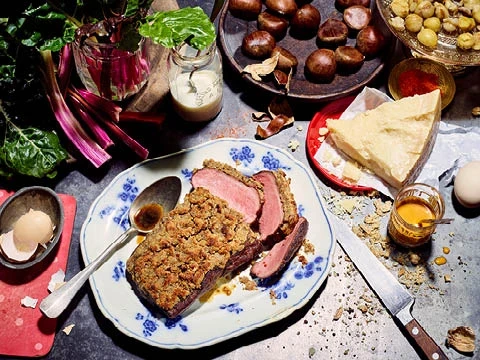 Frischlingsrücken mit Kastanienkruste auf Rahmmangold und Apfel-Sanddornchutney Frischlingsrücken mit Kastanienkruste auf Rahmmangold und Apfel-Sanddornchutney