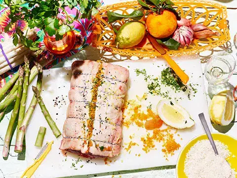 Gebratener Eifeler Ur-Lammrücken mit Aprikosengremolata und Spargelrisotto Gebratener Eifeler Ur-Lammrücken mit Aprikosengremolata und Spargelrisotto