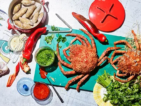 Meerspinne mit Papas Arrugadas, Mojos und Safrandip Meerspinne mit Papas Arrugadas, Mojos und Safrandip