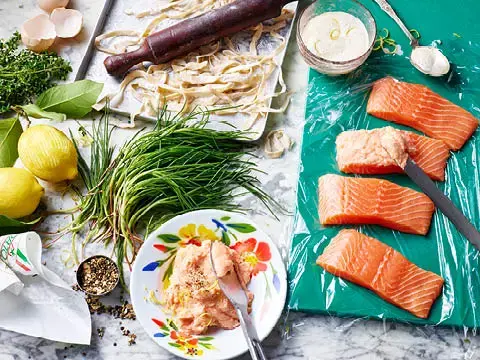 Soufflierter QSFP Glen Douglas Lachs mit Tagliatelle, Mönchsbart und Zitronenschaum