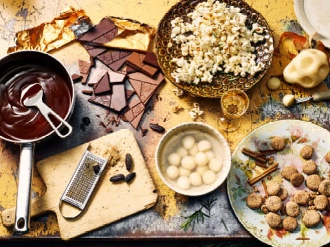 Tonkabohnen Mousse au Chocolat mit Portweinbirne und Zimtcrunch Tonkabohnen Mousse au Chocolat mit Portweinbirne und Zimtcrunch